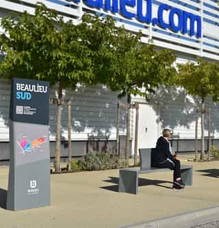 Banc et totem origami par mobilum zone commerciale la rochelle